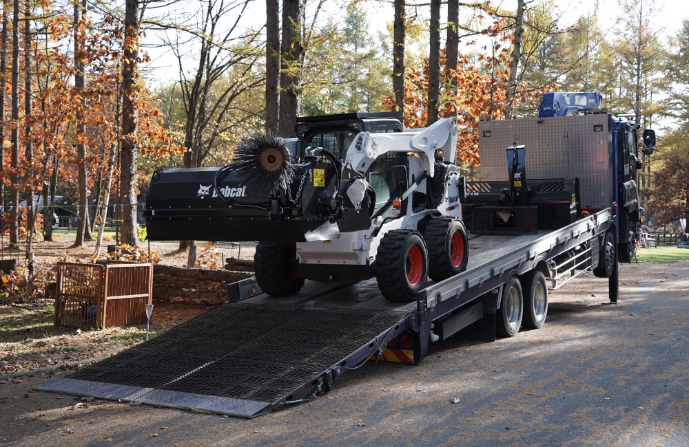 Bobcatアタッチメント「スイーパー」と「スノーブロア」を納品