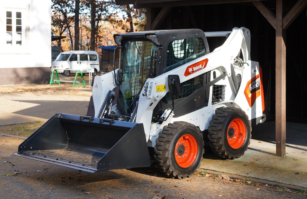 Bobcatアタッチメント「スイーパー」と「スノーブロア」を納品