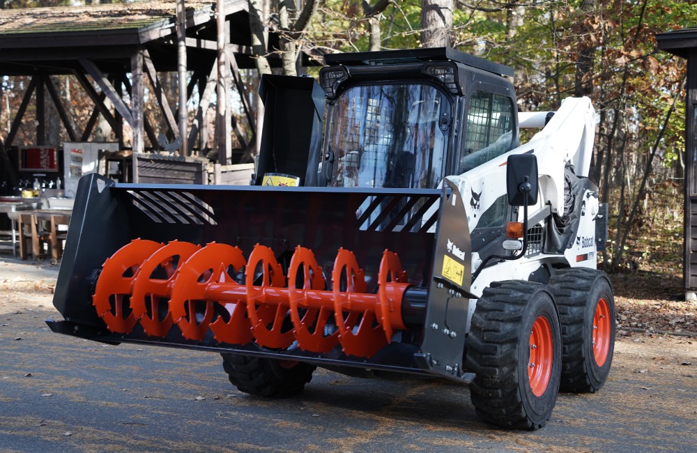 Bobcatアタッチメント「スイーパー」と「スノーブロア」を納品