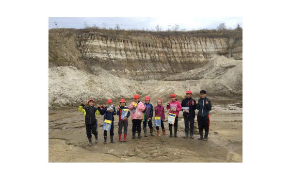 幕別町立途別小学校の児童が当社火山灰採取地を見学に訪れました。