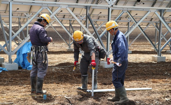 今日も新たな太陽光発電施設建設中です