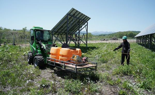 発電施設に除草剤を散布をしました