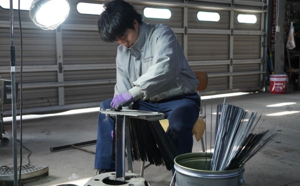 ロードスイーパーによる道路清掃作業