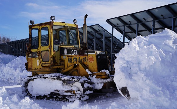 【除雪作業】ブルドーザーで一気に除雪しています！